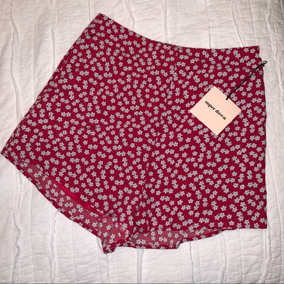 NWT Superdown red shorts with flowers size XS - Picture 2 of 5